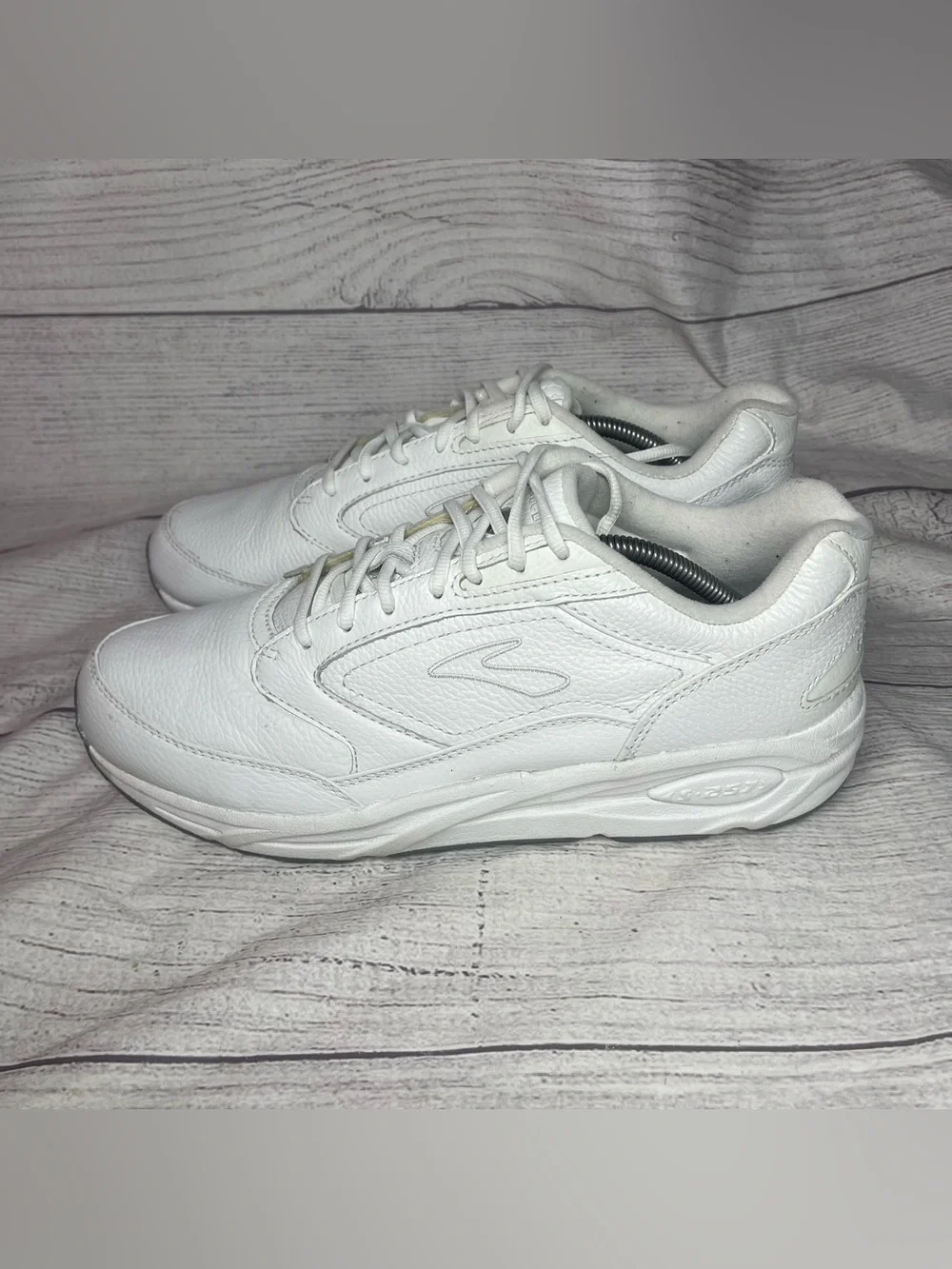 Brooks Men’s 12D White Leather Addiction Walker Walking Shoes